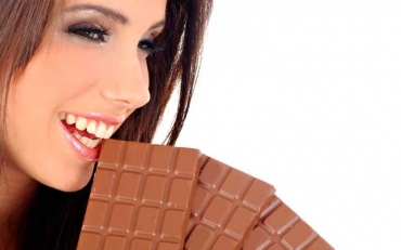 Γιατί οι γυναίκες θέλουν σοκολάτα πριν την περίοδο;
